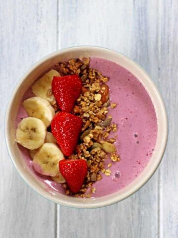 Fresh, fruity, cold & refreshing banana berry smoothie bowl