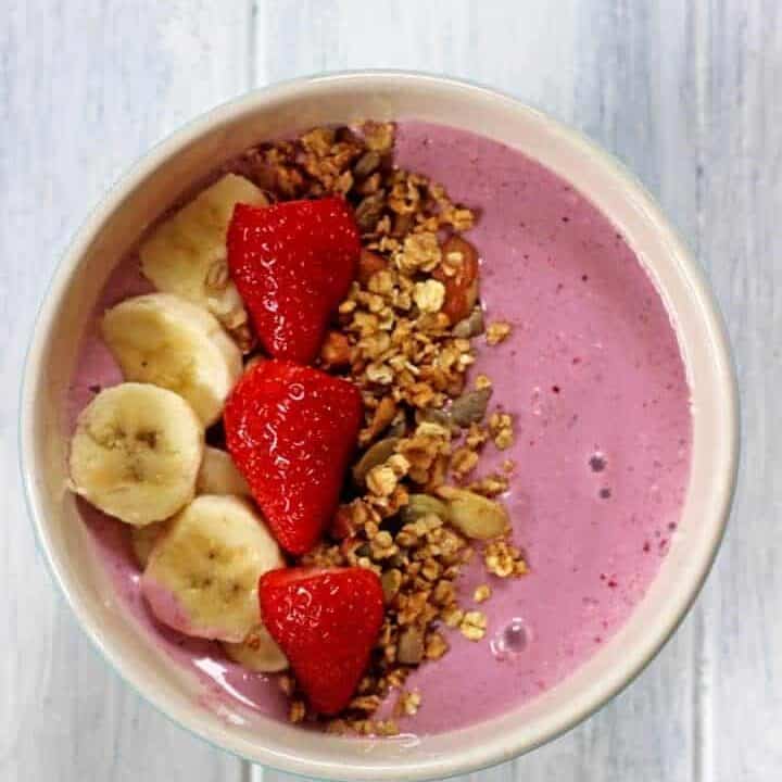 Fresh, fruity, cold & refreshing banana berry smoothie bowl