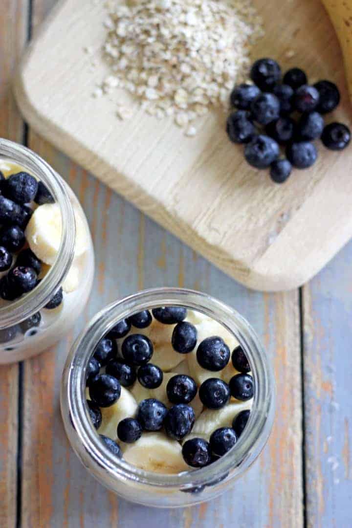 Banana blueberry overnight oats - the easiest breakfast in the whole wide world. Perfect for busy mornings!