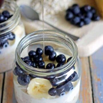 Banana blueberry overnight oats - the easiest breakfast in the whole wide world. Perfect for busy mornings!