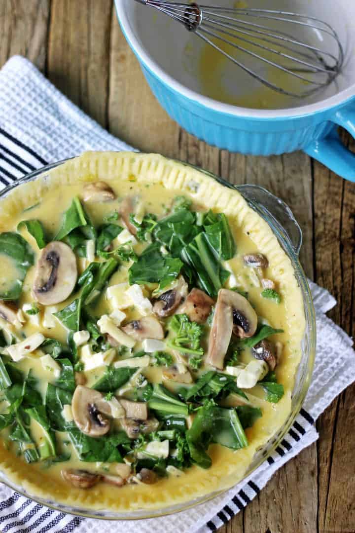 Make this easy cheesy spinach, mushroom & feta quiche today for breakfast, lunch or dinner! | Recipe at thekiwicountrygirl.com