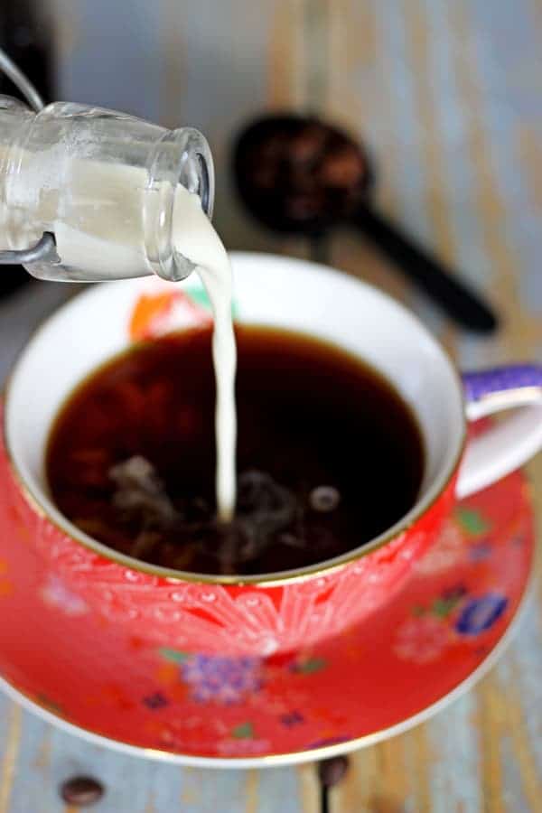 Homemade French Vanilla Coffee Creamer - the best flavour of coffee creamer just got an easy homemade twist - 3 ingredients, 2 minutes - it's the most delicious cup of coffee ever! | thekiwicountrygirl.com