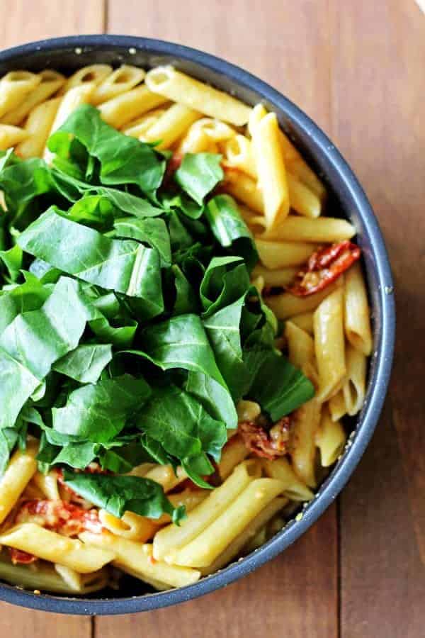 Sundried Tomato & Spinach Pasta - the ultimate in flavour packed comfort food! Plus it's a meal that's ready in 40 minutes! | thekiwicountrygirl.com