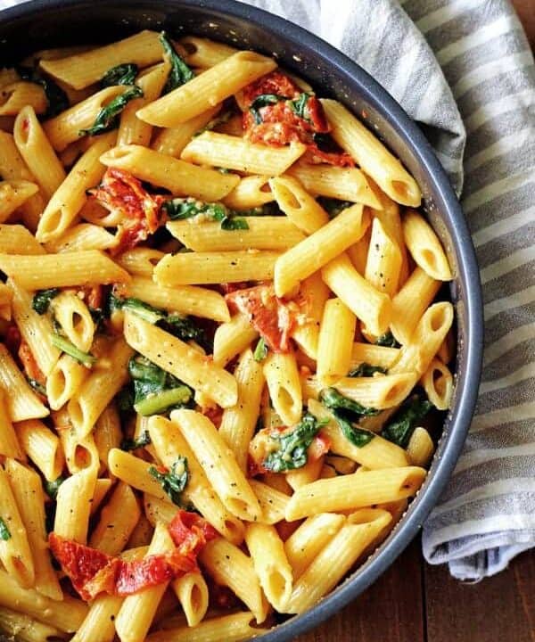 Sundried Tomato & Spinach Pasta - the ultimate in flavour packed comfort food! Plus it's a meal that's ready in 40 minutes! | thekiwicountrygirl.com