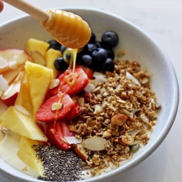 My all time favourite breakfact - Greek yoghurt, honey & granola breakfast bowls with all sorts of extra goodies....it's the only way to start the day! | thekiwicountrygirl.com