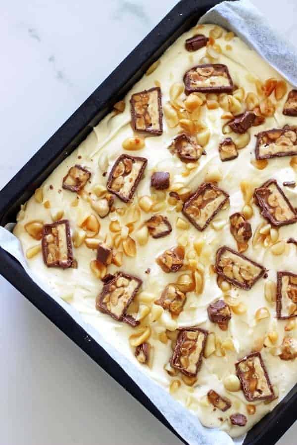 No Bake Snickers Cheesecake Bars - a new flavour of our favourite dessert, easy no bake cheesecake bars. Caramel, peanuts & cheesecake...dessert perfection! | thekiwicountrygirl.com
