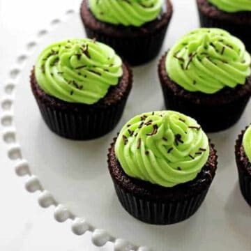 Celebrate St Patrick's Day with Chocolate Baileys Cupcakes with Mint Frosting - moist chocolate Baileys cupcakes, Baileys ganache and mint green frosting! | thekiwicountrygirl.com