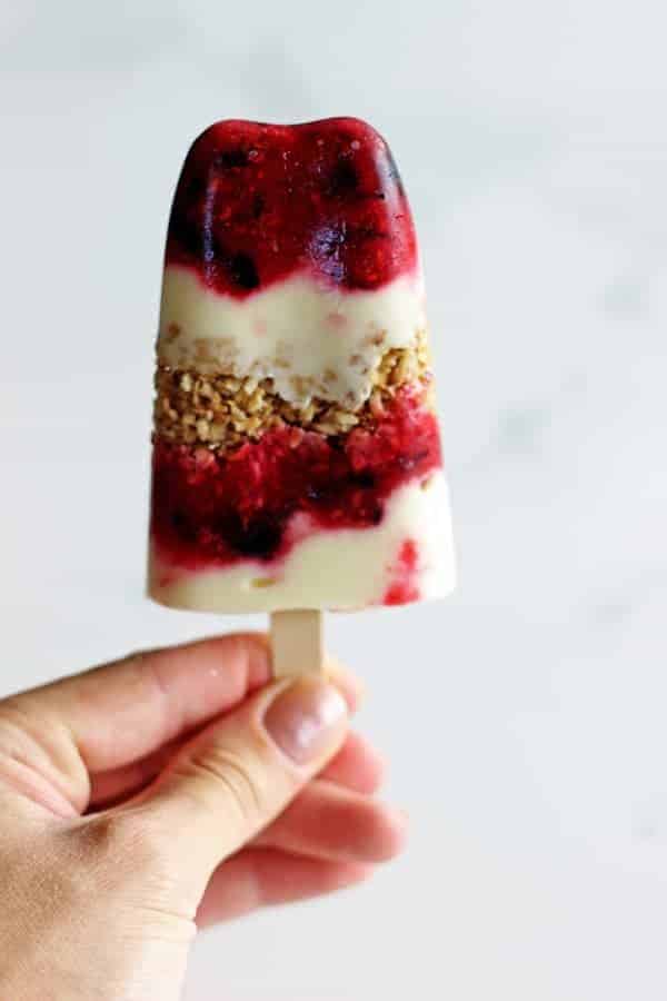 The perfect summer breakfast on the run or a snack for anytime is granola, yoghurt & berry popsicles. Healthy, easy to make and pretty! | thekiwicountrygirl.com