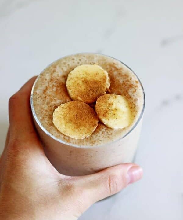 Banana chai smoothie - all the flavours of a warming chai latte but in healthy, breakfast smoothie form! The perfect breakfast or snack! | thekiwicountrygirl.com