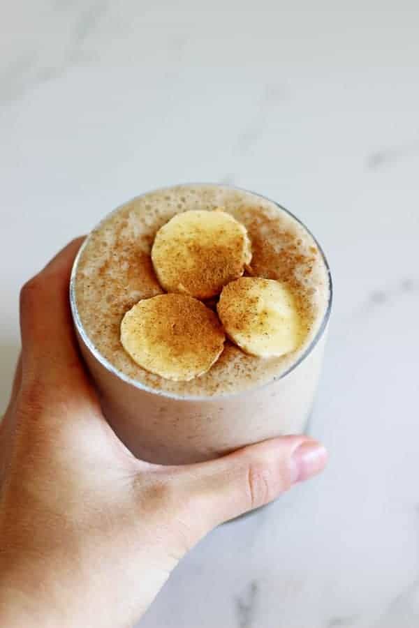 Banana chai smoothie - all the flavours of a warming chai latte but in healthy, breakfast smoothie form! The perfect breakfast or snack! | thekiwicountrygirl.com
