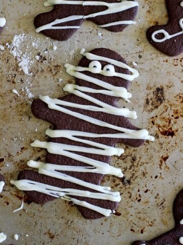 Chocolate Halloween Mummy & Skeleton Cookies - perfect for Halloween parties, trick or treaters and for making with kids! | thekiwicountrygirl.com