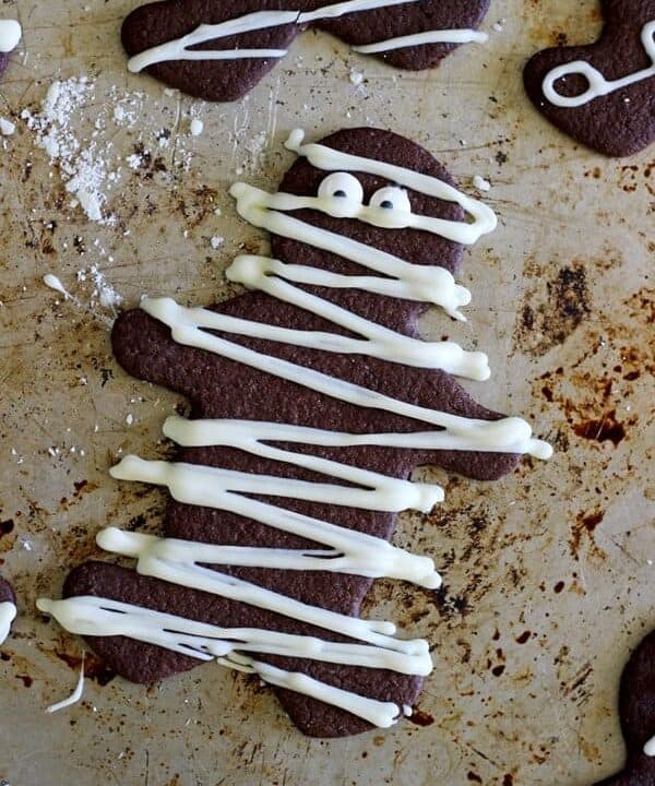 Chocolate Halloween Mummy & Skeleton Cookies - perfect for Halloween parties, trick or treaters and for making with kids! | thekiwicountrygirl.com