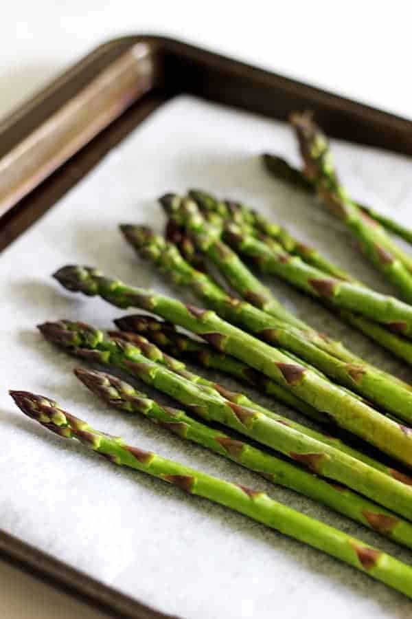 Lemon roasted asparagus - the perfect quick & easy side dish for early summer BBQ's. Ready in 20 minutes it's fresh, lemony and tastes like spring! | thekiwicountrygirl.com