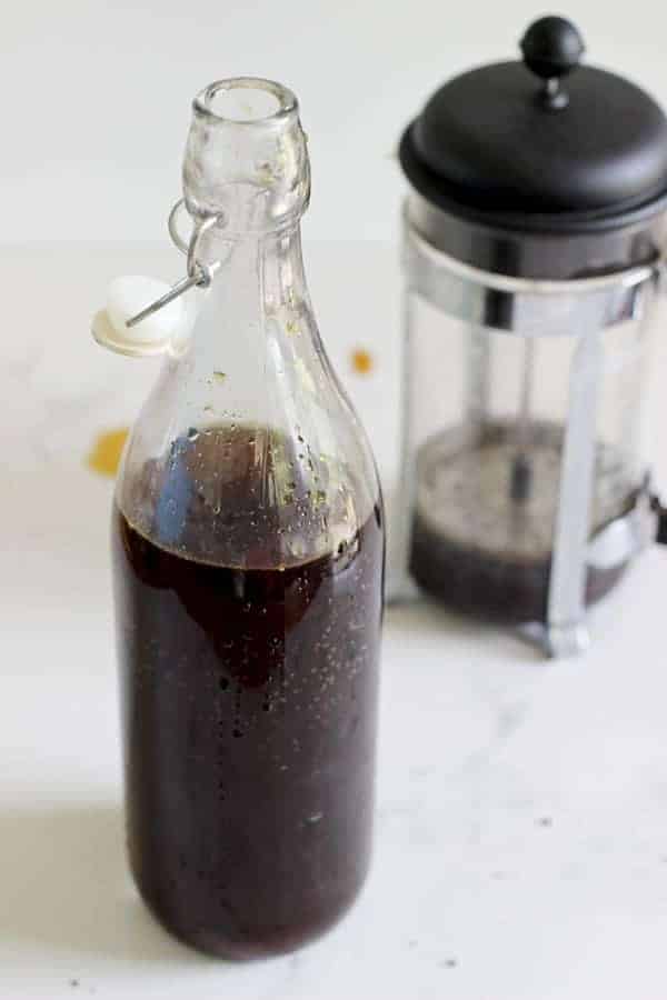 How to make cold brew coffee - a simple step by step guide (plus video) to the most delicious icy cold brew coffee...perfect for these hot summer days! | thekiwicountrygirl.com