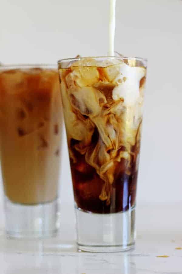 How to make cold brew coffee - a simple step by step guide (plus video) to the most delicious icy cold brew coffee...perfect for these hot summer days! | thekiwicountrygirl.com