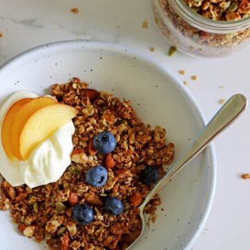 Healthy homemade granola - a simple recipe to make your own healthy granola from scratch. Cheap to make, delicious and fully customisable! | thekiwicountrygirl.com