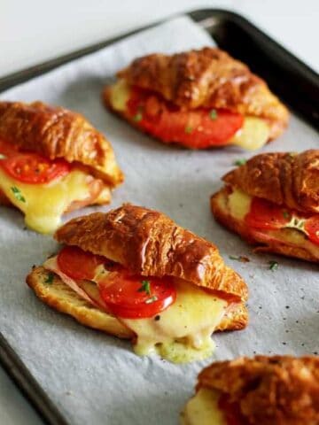 The easiest and tastiest 15 Minute Ham, Cheese & Tomato Croissants - they come together and are ready to eat in only 15 minutes! Perfect for Easter brunch or just any old weekend breakfast! | thekiwicountrygirl.com