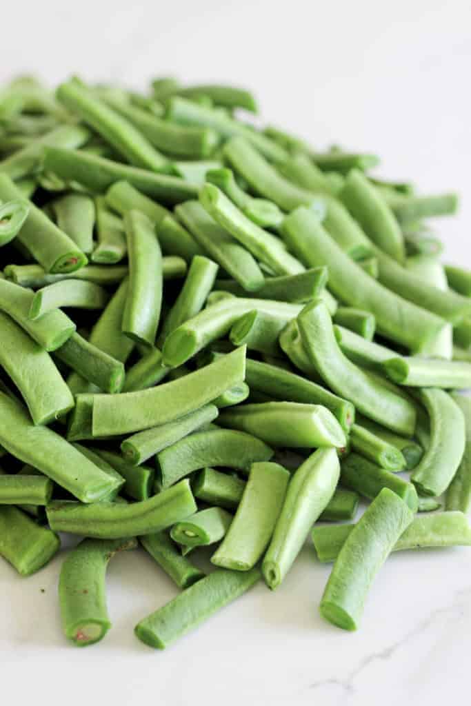 Pile of green beans sliced