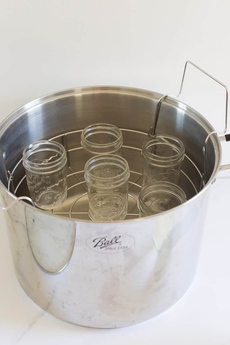 Ball preserving pot with rack and jars inside